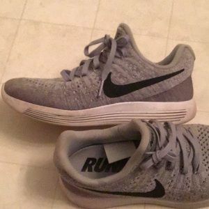 NIKE LUNERLON GREY AND BLACK SIZE 6.5